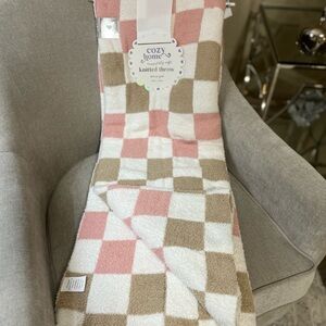 1-NWT COZYHOME PINK AND TAUPE CHECKERED DOBLE SIDED DONLE LAYER THOW BLANKET